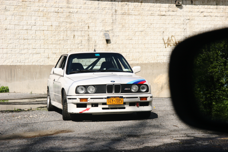 Illustration for article titled Chrysler 300 SRT vs BMW E30 M3: Can The Big Boat Keep Up?